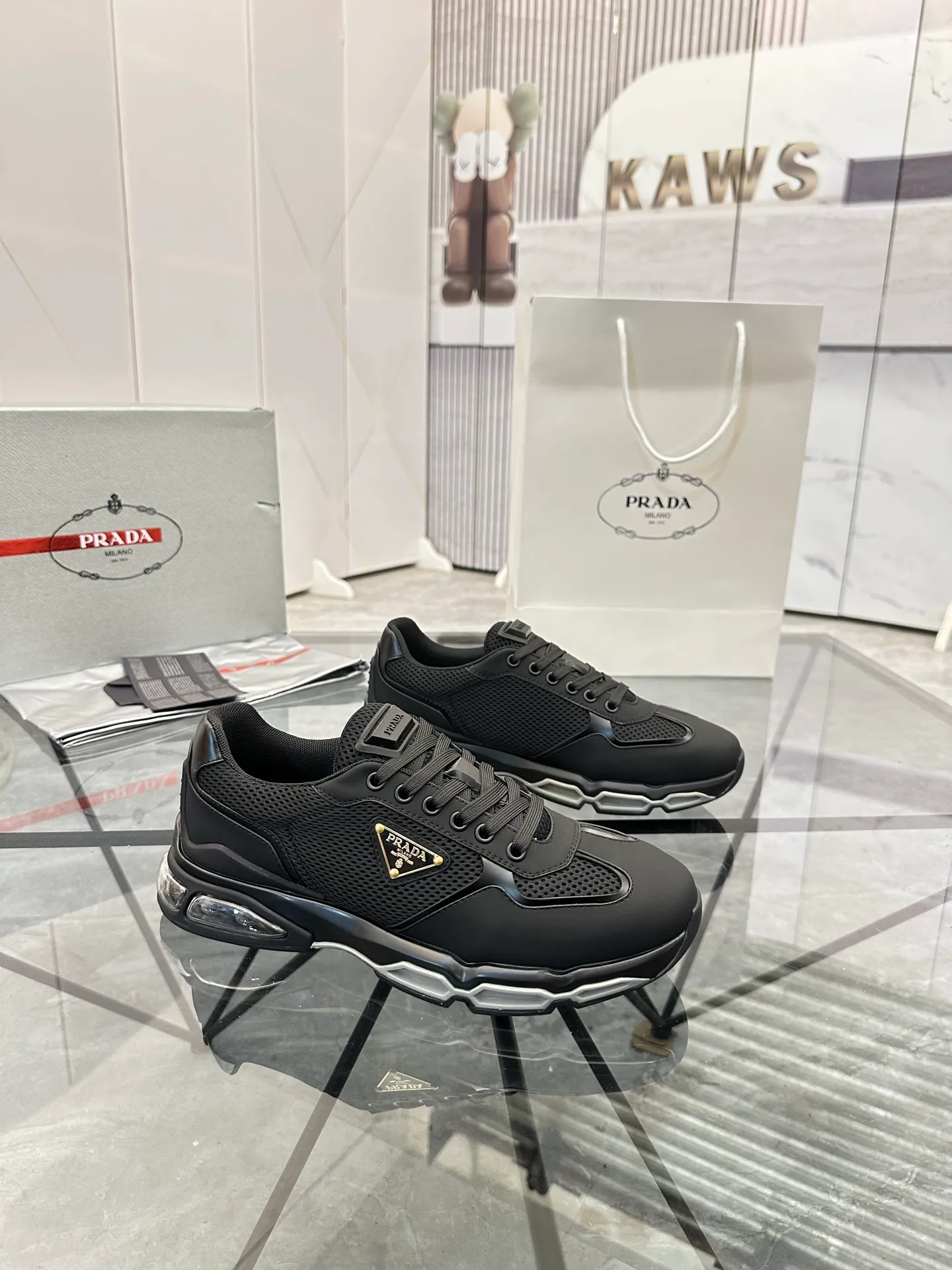 Men's shoes for sale 💰: 💰P660¥ High-end top quality Product trademark: Prada *"Prada*" low-top casual shoes Regular size: 38-45 (can be customized to 46) Product materials: Upper imported first-layer cowhide spliced ​​with original fabric, breathable lining, cowhide foot pads, original air cushion outsole. No.: 001